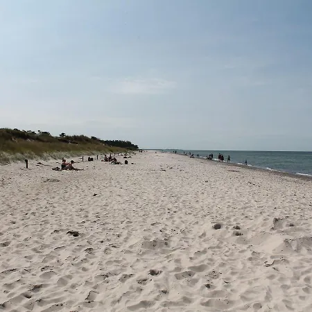 Geraeumige Mit Garten In