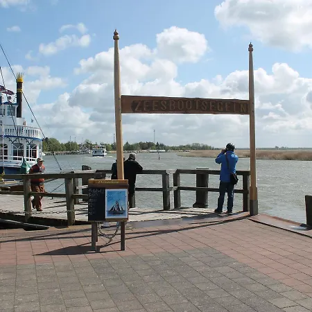 Geraeumige Mit Garten In