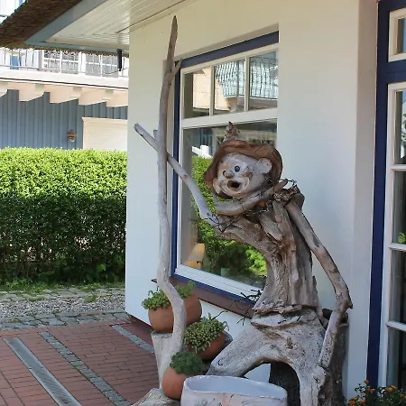 Geraeumige Mit Garten In Zingst
