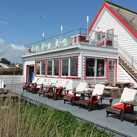 Geraeumige Mit Garten In Zingst